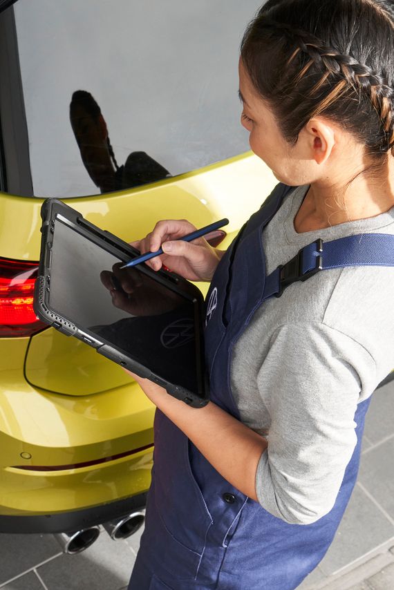 Volkswagen Service-Technikerin bei der Wartung